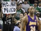 MIKE TO NENÍ. Kobe Bryant z LA Lakers si znovu musel peíst, co si o nm myslí fandové Bostonu Celtics