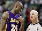 Kobe Bryant z LA Lakers naeptává rozhodímu Joeymu Crawfordovi