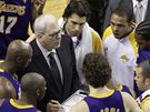 Phil Jackson, kou LA Lakers, bhem time-outu radí svým svencm