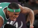 Rajon Rondo z Bostonu Celtics se zvedá z palubovky v estém finále NBA