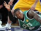 Nate Robinson (dole) z Bostonu Celtics odhazuje mí ped Jordanem Farmarem z LA Lakers