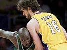 Pau Gasol (vpravo) z LA Lakers zastavuje v estém finále NBA Kevina Garnetta z Bostonu Celtics