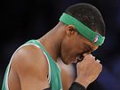 ZKLAMÁNÍ. Rajon Rondo z Bostonu Celtics bhem duelu s LA Lakers. U tuí, e jeho tým esté finále NBA nevyhrajes