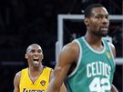 Kobe Bryant z LA Lakers v estém finále NBA slaví, zato Tony Allen z Bostonu Celtics jen posmutnle odchází