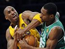Kobe Bryant (vlevo) z LA Lakers a Tony Allen z Bostonu Celtics bojují o mí