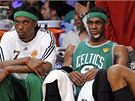 Marquis Daniels, Rajon Rondo a Paul Pierce (zleva) z Bostonu Celtics sledují poslední vteiny estého finále s LA Lakers.