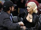 Zpvaka Christina Aguilera a její manel Jordan Bratman bhem estého finále NBA