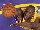 Kobe Bryant (nahoe) z LA Lakers zakonuje pes Tonyho Allena z Bostonu Celtics