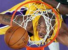 Kobe Bryant (nahoe) z LA Lakers zakonil v estém finále NBA