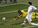 Nigerijský branká Vincent Enyeama pekonaný po stele Vassilise Torosidise z ecka