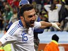 Vassilis Torosidis z ecka se raduje z gólu do nigerijské sít