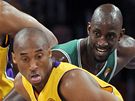 Kobe Bryant z Los Angeles Lakers se chystá k zakonení pes Kevina Garnetta z Bostonu Celtics