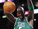 Kevin Garnett z Bostonu Celtics smeuje v sedmém finále NBA proti LA Lakers