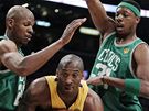 Kobe Bryant (uprosted) bude zakonovat pes obranu Raye Allena (vlevo) a Paula Pierce z Bostonu Celtics