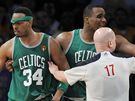 Paul Pierce (vlevo) a Glen Davis z Bostonu Celtics po konfliktu prvního jmenovaného s Ronem Artestem z LA Lakers. Odtlauje je rozhodí Joey Crawford