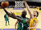 Kevin Garnett z Bostonu Celtics zakonuje pes Paua Gasola z LA Lakers