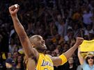 DOKÁZALI JSME TO! Kobe Bryant se v posledních vteinách raduje z triumfu Los Angeles Lakers ve finále NBA. V pozadí zklamaný kou Bostonu Celtics Doc Rivers.
