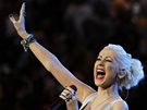 Zpvaka Christina Aguilera pje hymnu Spojených stát ped sedmým finále NBA