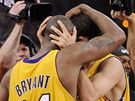 Kobe Bryant (vlevo) a Saa Vujai se radují z triumfu LA Lakers ve finále NBA