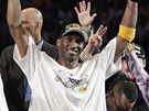 Kobe Bryant z LA Lakers s trofejí pro vítze NBA i cenou pro nejuitenjího hráe finálové série