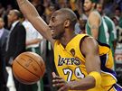 Kobe Bryant se v posledních vteinách raduje z triumfu Los Angeles Lakers ve finále NBA.