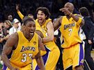 Ron Artest (v popedí), Saa Vujai i Lamar Odom se radují z triumfu LA Lakers ve finále NBA