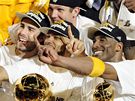 LA Lakers slaví triumf v NBA. Zleva Jordan Farmar, Saa Vujai, Luke Walton, Derek Fisher a Kobe Bryant