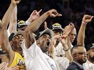 LA Lakers slaví triumf v NBA. Úpln vpravo Magic Johnson, který svým nástupcm pedá Larry O'Brien Trophy