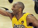 Kobe Bryant z LA Lakers v posledních vteínách sedmého finále NBA u zaal slavit.