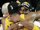 Ron Artest a Kobe Bryant z LA Lakers slaví triumf v NBA 