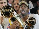 Kobe Bryant z LA Lakers s trofejí pro vítze NBA i cenou pro nejuitenjího...