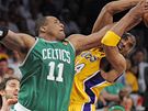 Glen Davis (vlevo) z Bostonu Celtics blokuje Kobeho Bryanta z LA Lakers