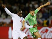 D�ÍV JSEM TU JÁ. Anglický úto�ník Emil Heskey (vlevo) v souboji o mí� v zápase s Al�írskem