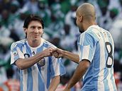 A JDEME NA TO. Argentinské opory Messi (vlevo) a Verón si �ukají p�stmi p�ed zápasem s Nigérií.