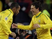 KRÁSNÁ SPOLUPRÁCE. Robinho perfektn� p�ihrál, Elano (vpravo) v klidu prom�nil. Oba pak spolu oslavili druhý gól Brazílie tane�kem.