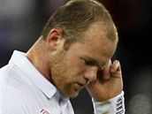 BÍDNÝ VÝKON. Anglickému úto�níkovi Waynovi Rooneymu se zápas s Al�írskem v�bec nepovedl.