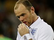 KONEC TRÁPENÍ. Úto�ník Wayne Rooney ví, �e se mu utkání s Al�írskem nepovedlo.