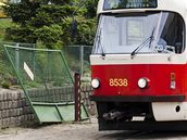 Vylomená vrata v motolské vozovn�. (16. �ervna 2010)