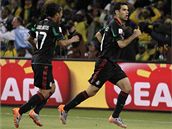 SROVNNO. Mexit fotbalist Marquz a dos Santos se raduj z glu.