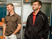 Vicemist�i Evropy z roku 1996 Pavel Kuka (vpravo) a Petr Kouba (vedle n�j) si s d�vkami z Tipsport teamu vsadili, kdo vyhraje mistrovstv� sv�ta 2010.
