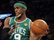 Rajon Rondo z Bostonu Celtics najd pod ko v sedmm finle NBA proti LA Lakers