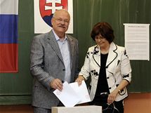 Slovensk prezident Ivan Gaparovi s manelkou vol pi parlamentnch volbch na Slovensku (12. ervna 2010)