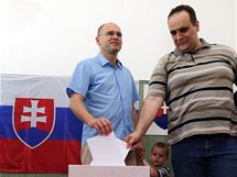 Předseda strany Svoboda a Solidarita Richard Sulík volí při parlamentních volbách na Slovensku (12. června 2010)