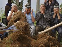 Kopn hrob pro obti nepokoj  v Kyrgyzstnu (16. ervna 2010)