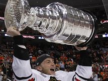 TEN, KTER ROZHODL. Patrick Kane z Chicaga zved Stanley Cup.