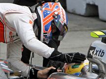 WELL DONE! Britsk jezdec Jenson Button (vlevo) gratuluje svmu krajanovi a tovrnmu kolegovi Lewisovi Hamiltonovi k vhe ve Velk cen Kanady.