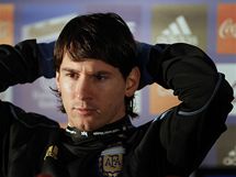 ZAMYLEN HVZDA. Argentinsk fotbalista Lionel Messi pi tiskov konferenci bhem mistrovstv svta v JAR.