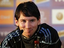 POBAVEN HVZDA. Argentinsk fotbalista Lionel Messi vyloudil pi tiskov konferenci na tvi smv.