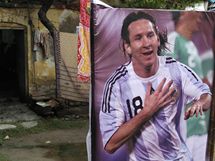 FAND MU CEL SVT. Argentisk fotbalista m fanouky po cel zemkouli, v indickm slamu fanynka su runk s Messiho podobiznou.
