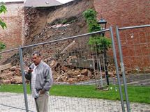 Patnáctimetrový úsek barokní zdi hradu Špilberk se vlivem dlouhodobých dešťů sesul k zemi